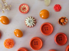 画像2: フランス蚤の市 ボタンアソート オレンジ 13-34mm (2)
