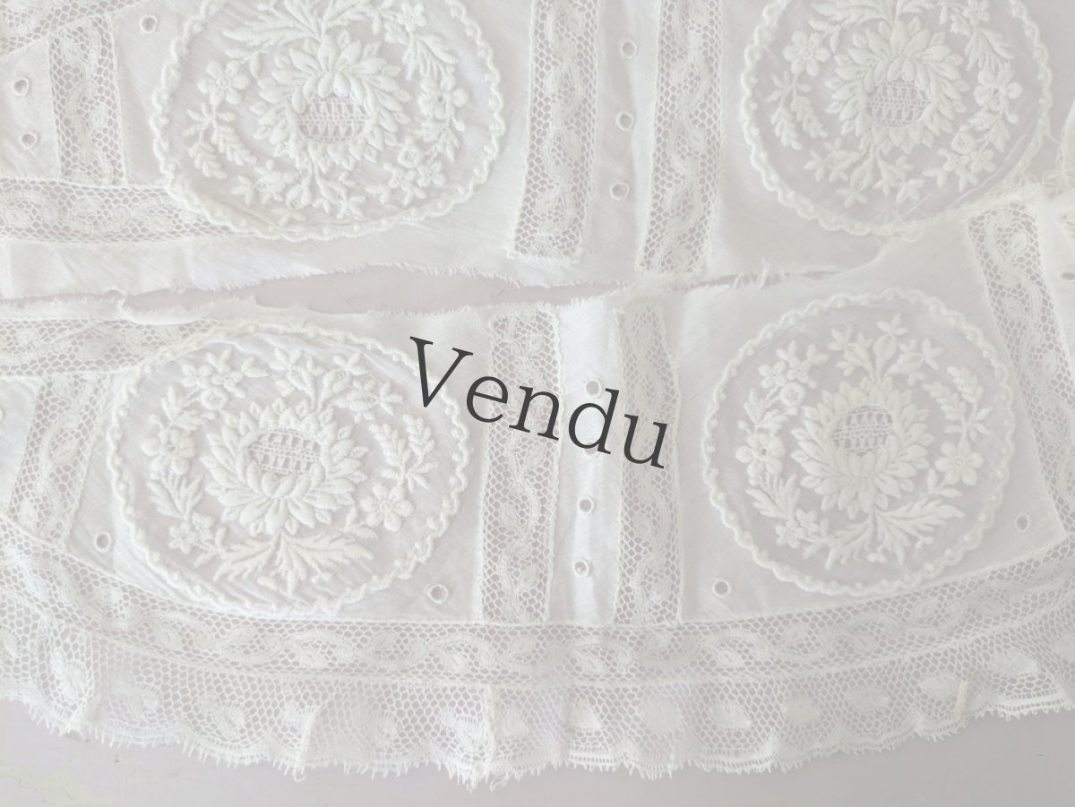 画像1: フランスアンティーク　白糸刺繍とヴァランシエンヌレースのはぎれパーツ (1)