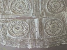 画像1: フランスアンティーク　白糸刺繍とヴァランシエンヌレースのはぎれパーツ (1)