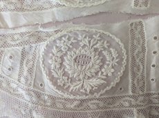 画像2: フランスアンティーク　白糸刺繍とヴァランシエンヌレースのはぎれパーツ (2)