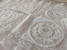 画像3: フランスアンティーク　白糸刺繍とヴァランシエンヌレースのはぎれパーツ (3)