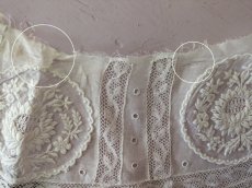 画像7: フランスアンティーク　白糸刺繍とヴァランシエンヌレースのはぎれパーツ (7)