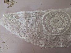 画像5: フランスアンティーク　白糸刺繍とヴァランシエンヌレースのはぎれパーツ (5)