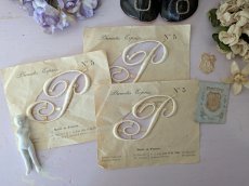 画像7: フランスアンティーク　Plumetis-Express 刺繍イニシャルシート "P" No.5 (7)