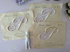 画像5: フランスアンティーク　Plumetis-Express 刺繍イニシャルシート "P" No.5 (5)