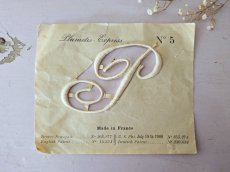 画像1: フランスアンティーク　Plumetis-Express 刺繍イニシャルシート "P" No.5 (1)