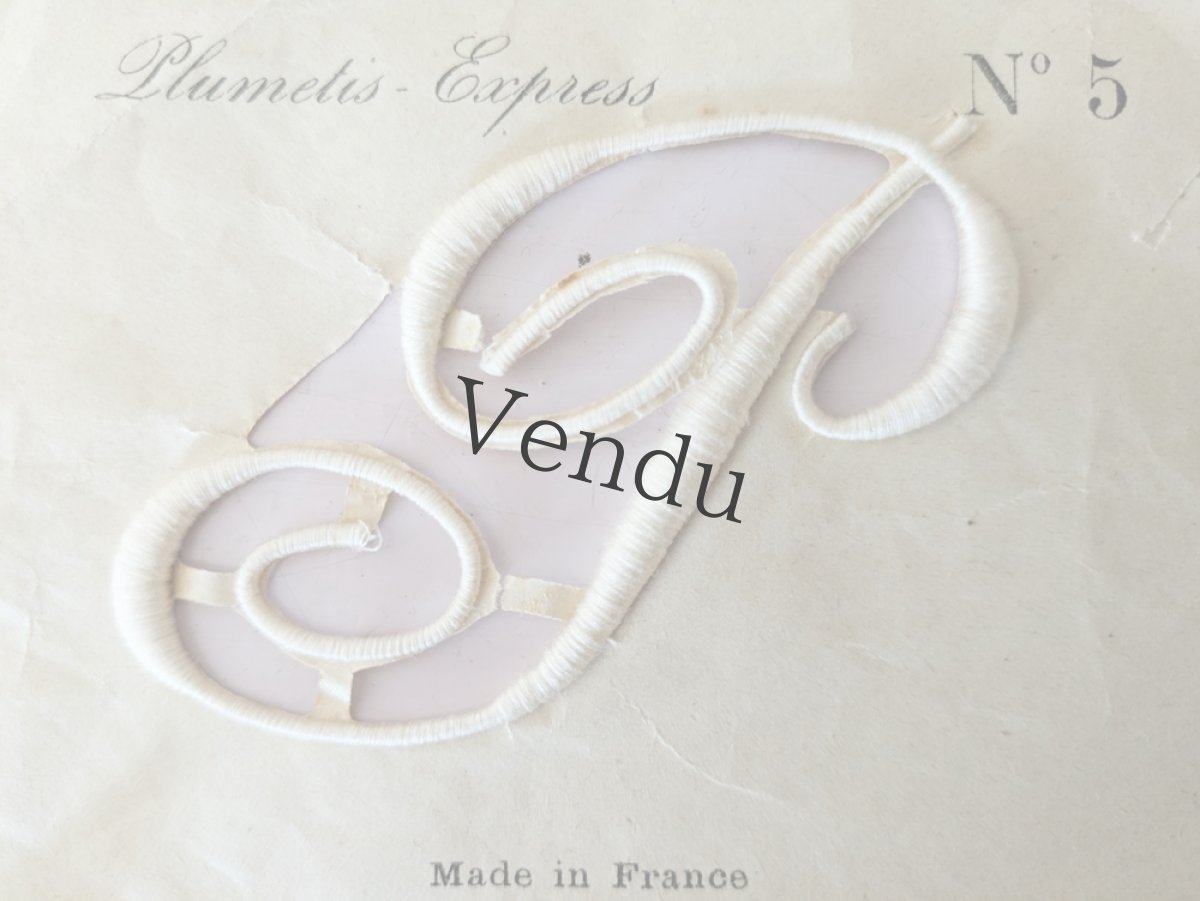 画像2: フランスアンティーク　Plumetis-Express 刺繍イニシャルシート "P" No.5 (2)