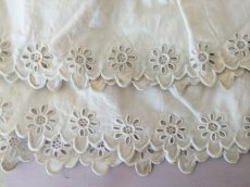 画像2: フランスアンティーク　カットワーク刺繍のはぎれパーツ（キュロットの裾ペア） (2)