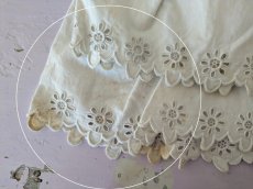 画像4: フランスアンティーク　カットワーク刺繍のはぎれパーツ（キュロットの裾ペア） (4)