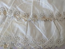 画像5: フランスアンティーク　カットワーク刺繍のはぎれパーツ（キュロットの裾ペア） (5)