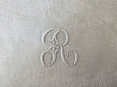 画像1: フランスアンティーク イニシャル手刺繍R ダマスク織リネンクロス (1)