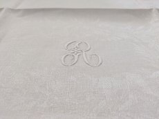 画像3: フランスアンティーク イニシャル手刺繍R ダマスク織リネンクロス (3)