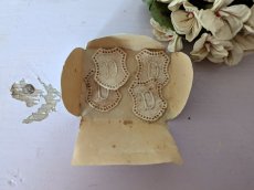 画像3: フランスアンティーク　メダイヨン イニシャル刺繍「D」4枚セット (3)