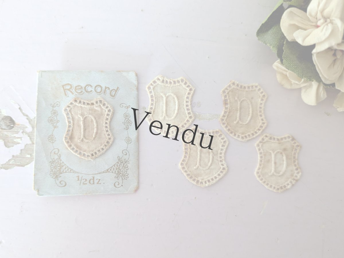画像2: フランスアンティーク　メダイヨン イニシャル刺繍「D」4枚セット (2)