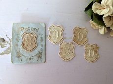 画像2: フランスアンティーク　メダイヨン イニシャル刺繍「D」4枚セット (2)