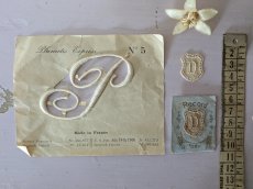 画像6: フランスアンティーク　Plumetis-Express 刺繍イニシャルシート "P" No.5 (6)