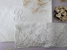 画像18: フランスアンティーク イニシャル手刺繍R ダマスク織リネンクロス (18)