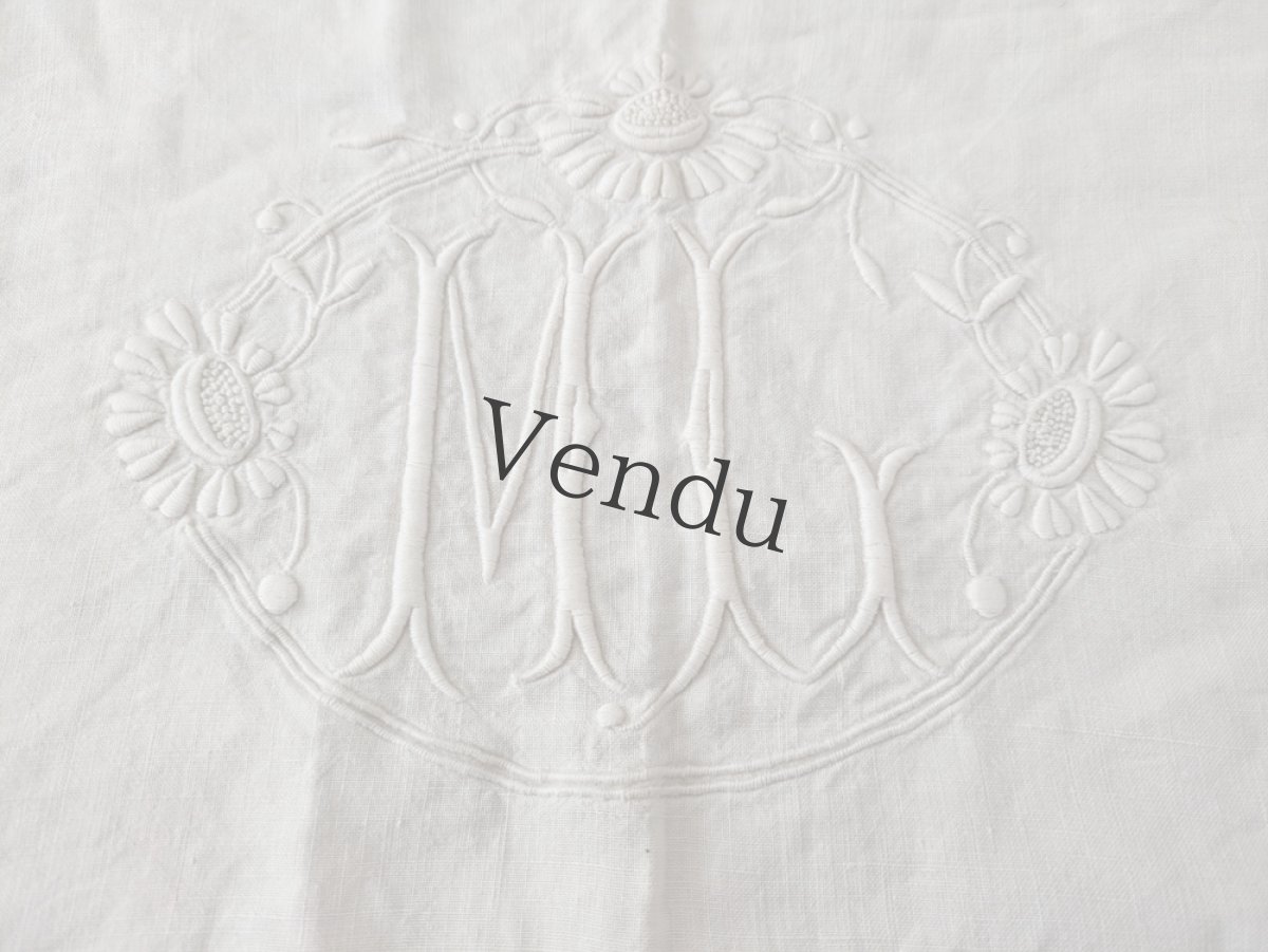 画像1: フランスアンティーク　イニシャルモノグラムML刺繍 大判はぎれ (1)