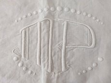 画像1: フランスアンティーク　イニシャルモノグラムMP刺繍 大判はぎれ (1)