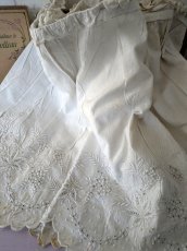 画像2: フランスアンティーク 白糸刺繍ジュポンの裾 円形状168cm (2)