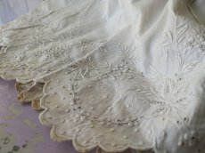 画像3: フランスアンティーク 白糸刺繍ジュポンの裾 円形状168cm (3)