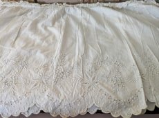 画像4: フランスアンティーク 白糸刺繍ジュポンの裾 円形状168cm (4)