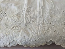 画像5: フランスアンティーク 白糸刺繍ジュポンの裾 円形状168cm (5)