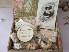 画像1: フランスアンティーク カルトナージュボックス入りたっぷりレースセット おまけつき (1)