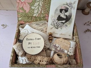 サテンリボン花刺繍ボックス　レース　フランスアンティーク　箱　メルスリー　金糸 楽天市場】チュールにゴールドの小花刺繍レースリボン 幅40mm 1m単位