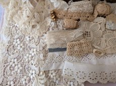 画像4: フランスアンティーク カルトナージュボックス入りたっぷりレースセット おまけつき (4)