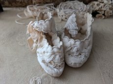 画像1: フランス 1900年前後 カットワーク刺繍 べべのパントゥーフル（室内履き） (1)