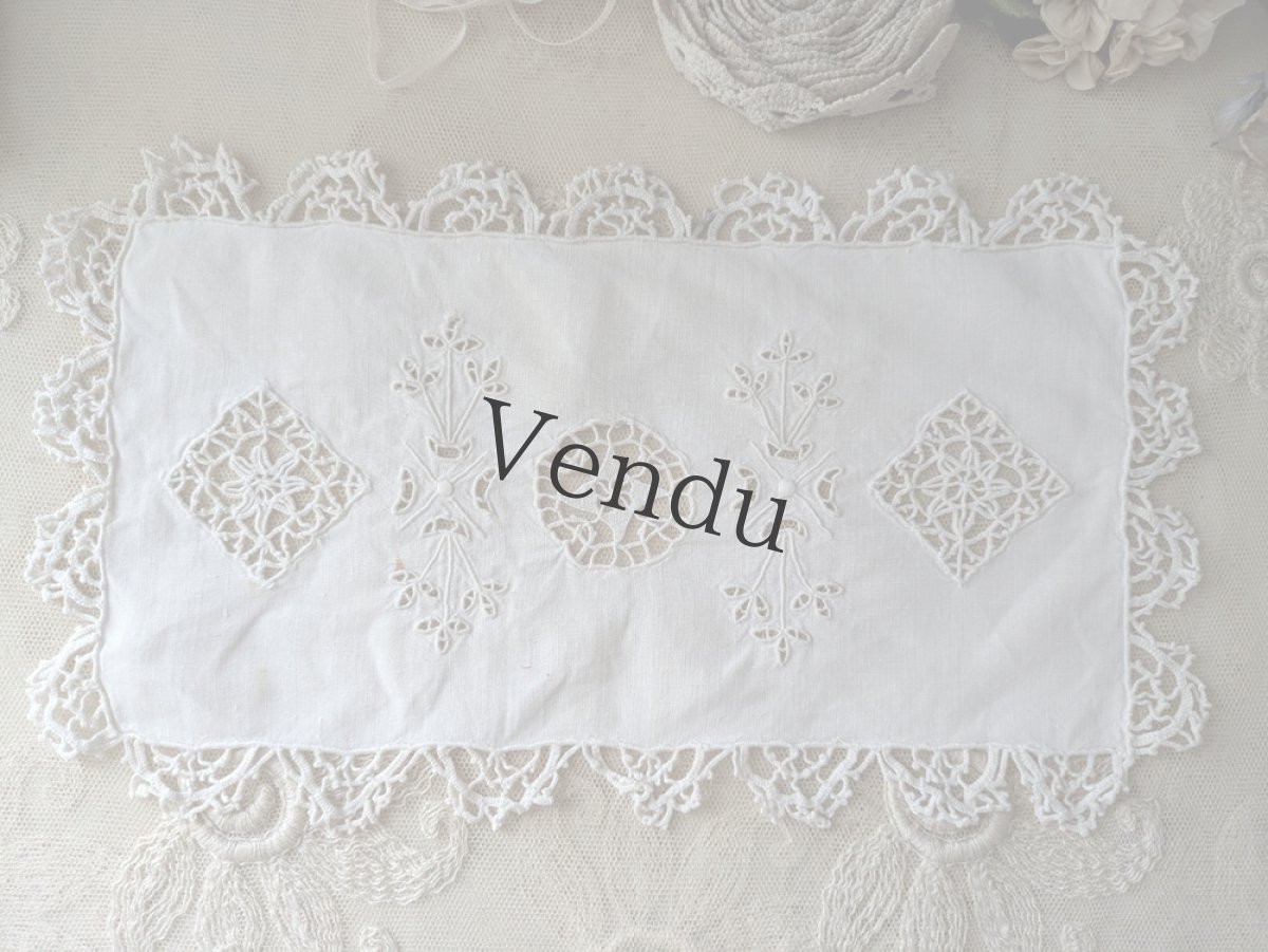 画像1: フランスヴィンテージ　カットワーク刺繍のプチクロス 17.5×29.5cm (1)