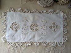 画像1: フランスヴィンテージ　カットワーク刺繍のプチクロス 17.5×29.5cm (1)