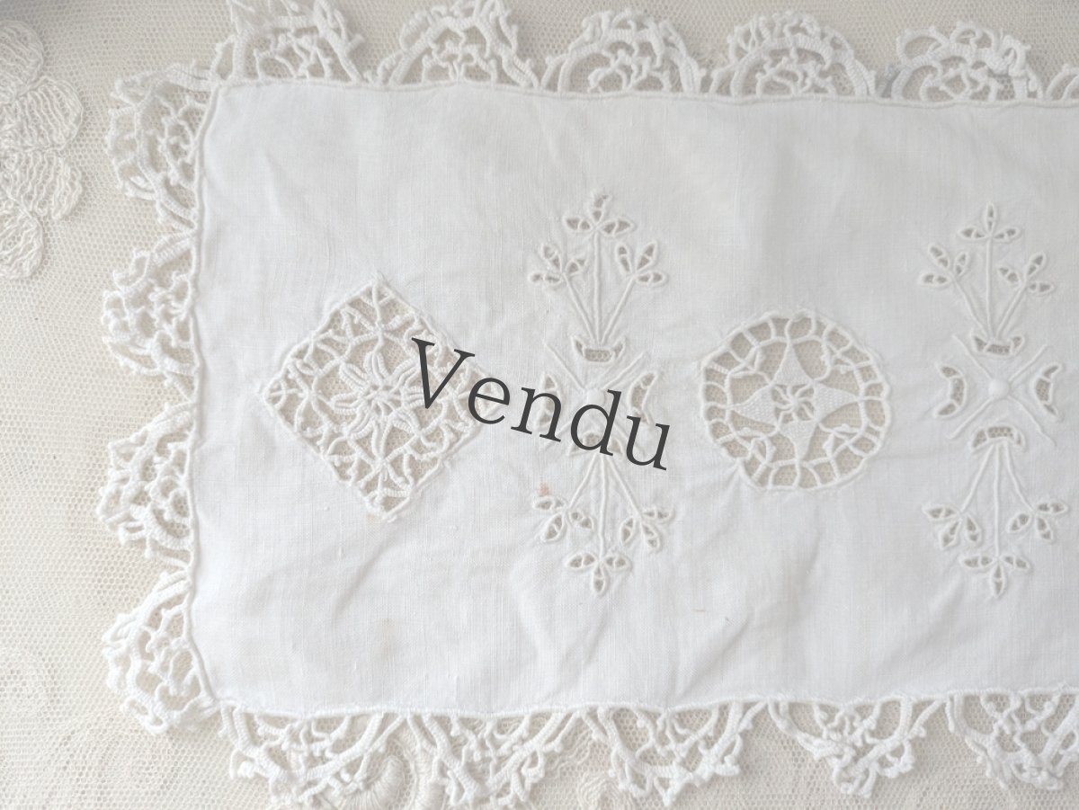 画像2: フランスヴィンテージ　カットワーク刺繍のプチクロス 17.5×29.5cm (2)