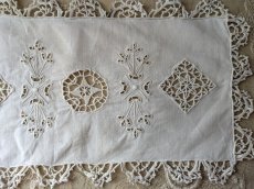 画像3: フランスヴィンテージ　カットワーク刺繍のプチクロス 17.5×29.5cm (3)
