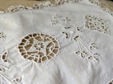 画像5: フランスヴィンテージ　カットワーク刺繍のプチクロス 17.5×29.5cm (5)