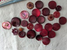 画像1: フランス蚤の市 ボタンアソート チェリーレッド 27個 19-30mm (1)