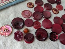 画像2: フランス蚤の市 ボタンアソート チェリーレッド 27個 19-30mm (2)