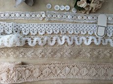 画像2: フランス蚤の市 レース6種セット+貝ボタン＋タグつき (2)