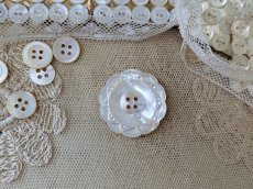 画像1: フランスアンティーク 大きな貝ボタン 31mm (1)