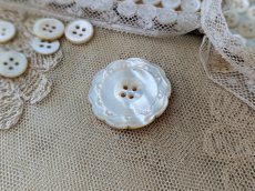 画像2: フランスアンティーク 大きな貝ボタン 31mm (2)