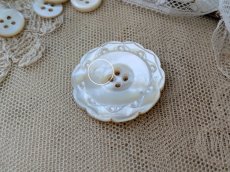 画像4: フランスアンティーク 大きな貝ボタン 31mm (4)