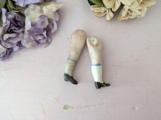 画像2: ドイツアンティーク ドールパーツ 足ペア ビスク 5cm (2)