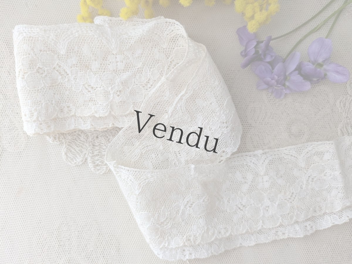 画像1: フランスアンティーク　花柄 円形レース 73cm（146cm） (1)