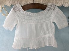 画像1: フランスアンティーク 白糸刺繍とピンタックの小さなブラウス (1)