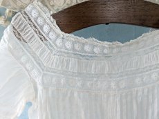 画像2: フランスアンティーク 白糸刺繍とピンタックの小さなブラウス (2)