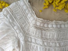 画像7: フランスアンティーク 白糸刺繍とピンタックの小さなブラウス (7)