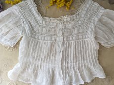 画像9: フランスアンティーク 白糸刺繍とピンタックの小さなブラウス (9)