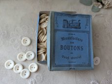画像5: フランスアンティーク 箱入りボタン 20mm (5)