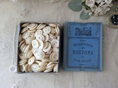 画像3: フランスアンティーク 箱入りボタン 20mm (3)